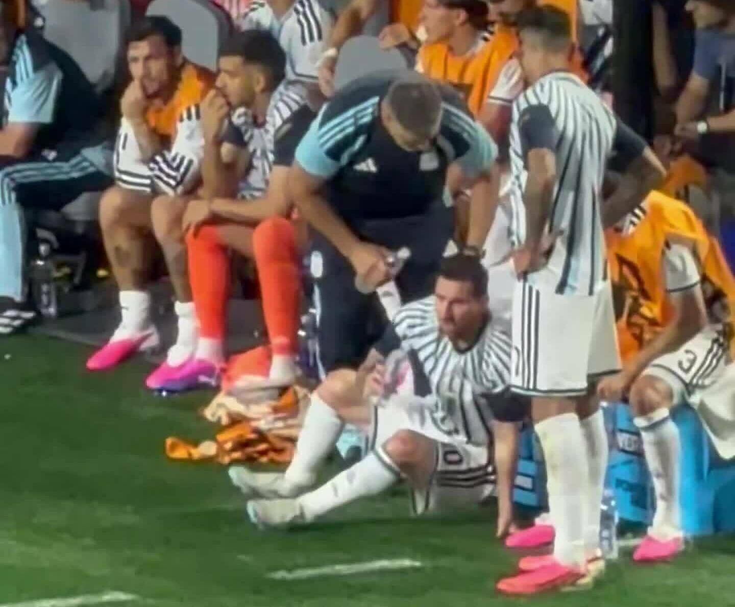 Khoảnh khắc Messi khiêm nhường ngồi dưới đất thay vì nhận ghế từ đồng đội