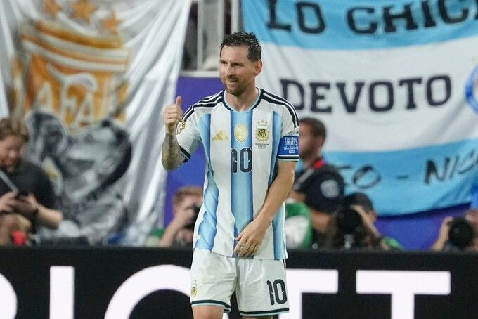 Messi khiêm nhường ăn mừng bàn thắng cho Argentina