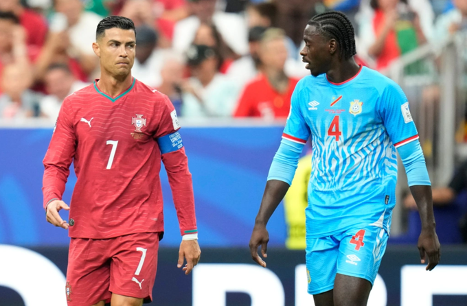 Cristiano Ronaldo tranh bóng với cầu thủ CHDC Congo