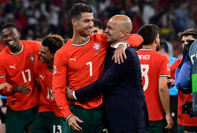 Cristiano Ronaldo và HLV Roberto Martinez ăn mừng chức vô địch Nations League 2025