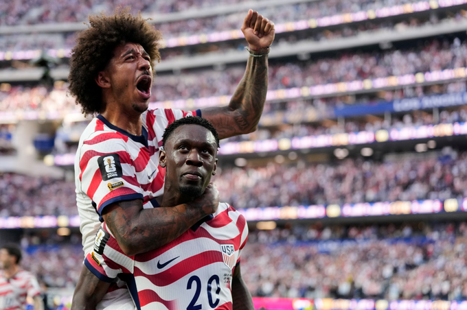 Chris Richards chia vui với Folarin Balogun sau trận Mỹ thắng Paraguay tại World Cup 2026