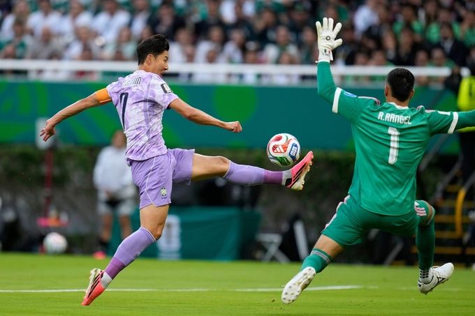 Son Heung-min tâng bóng qua đầu thủ môn Mexico ở trận gặp Hàn Quốc tại World Cup 2026