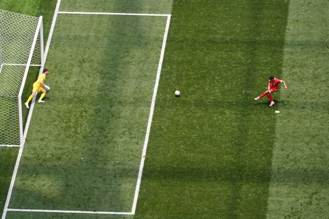 Granit Xhaka sút phạt đền thành công