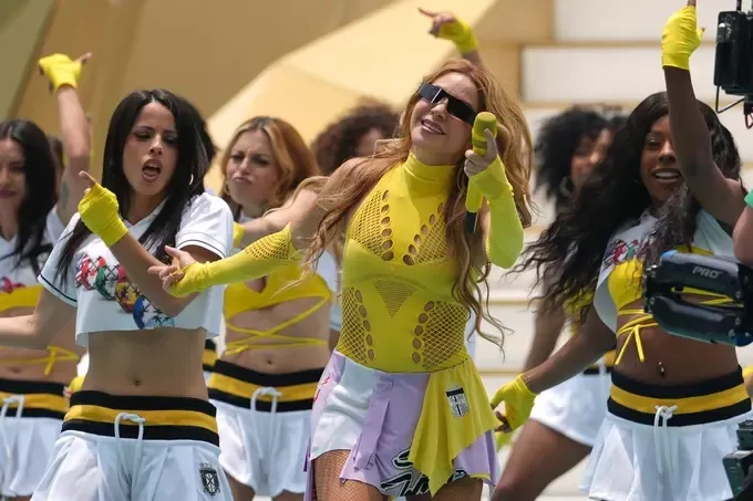 Shakira tại lễ khai mạc World Cup 2026 với trang phục rực rỡ