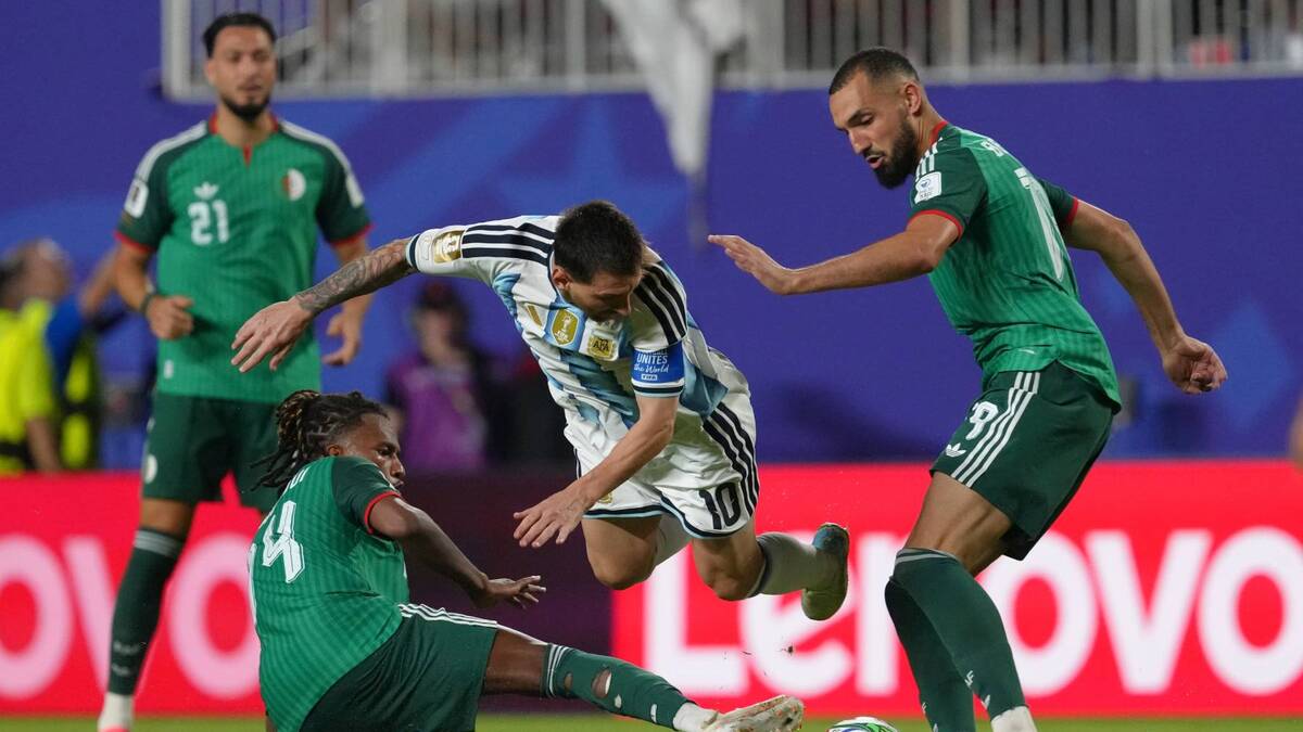 HLV Nam Phi ghen tị vì Messi thoát thẻ đỏ ở World Cup 2026
