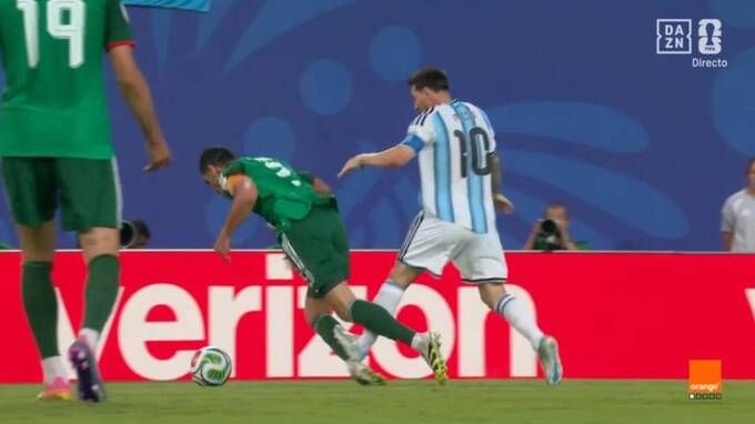 Messi thoát thẻ đỏ sau pha đạp vào ống chân đối thủ tại World Cup 2026