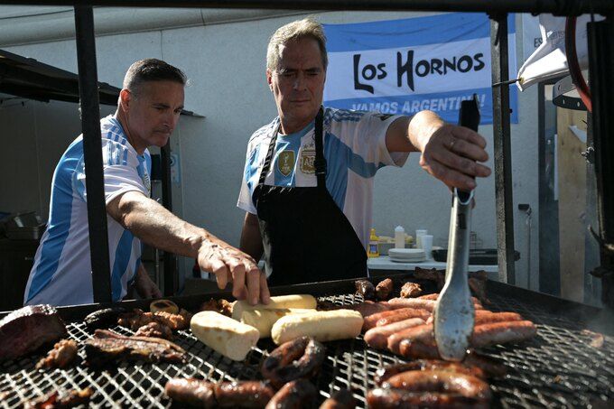 Nhân viên nhà hàng Argentina chuẩn bị asado - thịt bò Argentina tại World Cup 2026