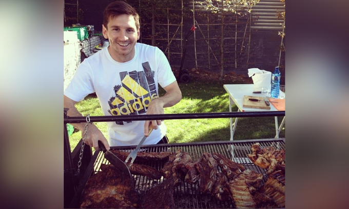 Messi nướng thịt asado - thịt bò Argentina tại World Cup