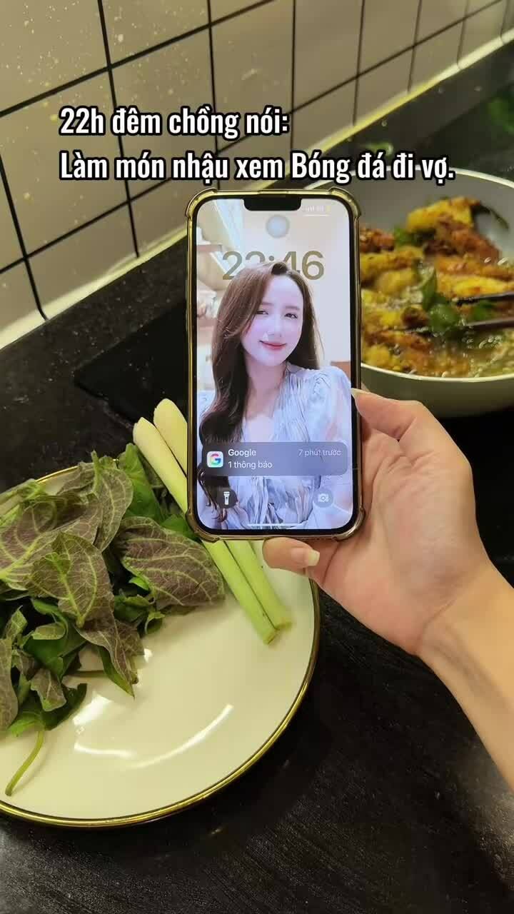 Nguyễn Phương Nhung làm món thịt chao riềng mẻ đãi chồng xem World Cup