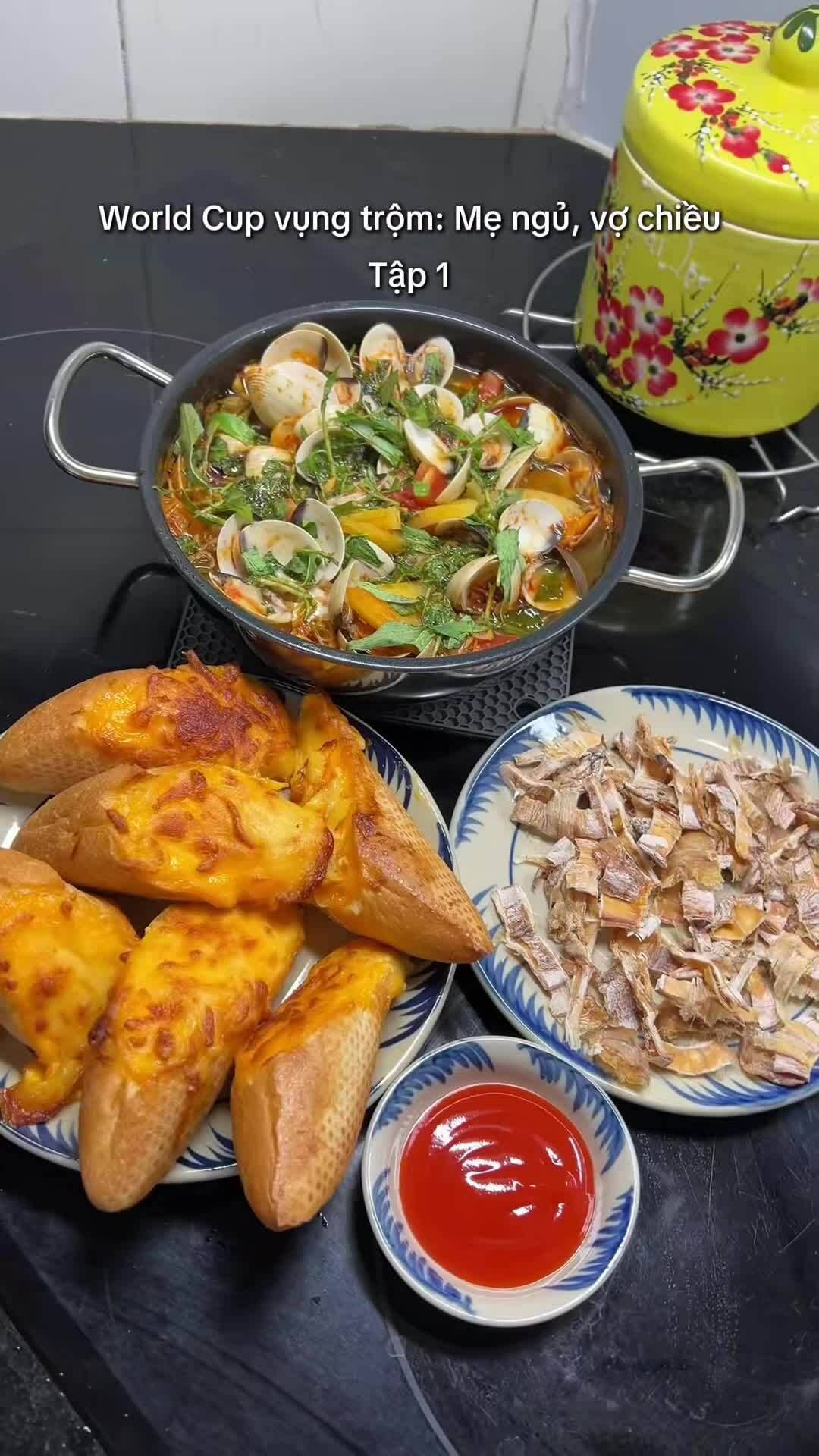 vợ chồng xem World Cup với món nhậu tự làm