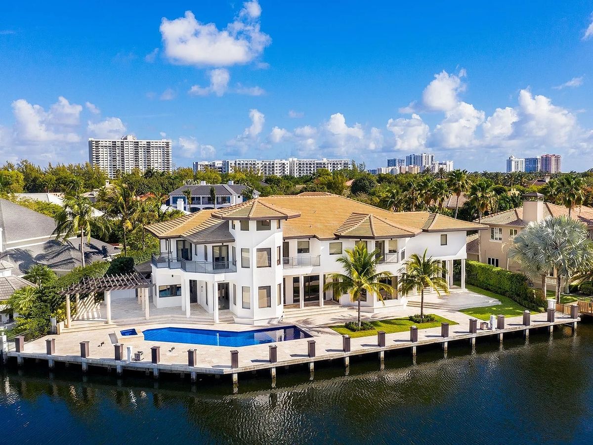 Biệt thự của Messi tại Fort Lauderdale, Florida với thiết kế hiện đại bên kênh nước