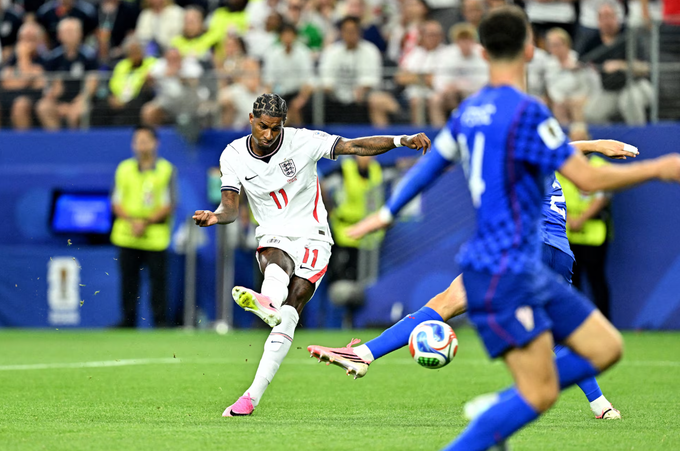 Marcus Rashford ăn mừng bàn thắng ấn định