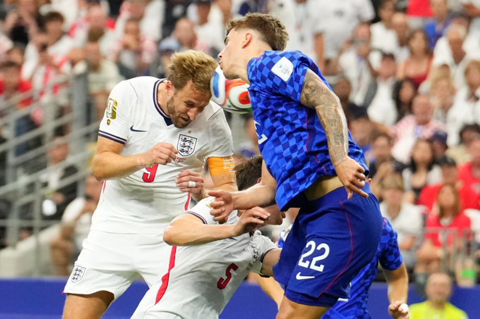 Harry Kane đánh đầu trong trận Anh thắng Croatia