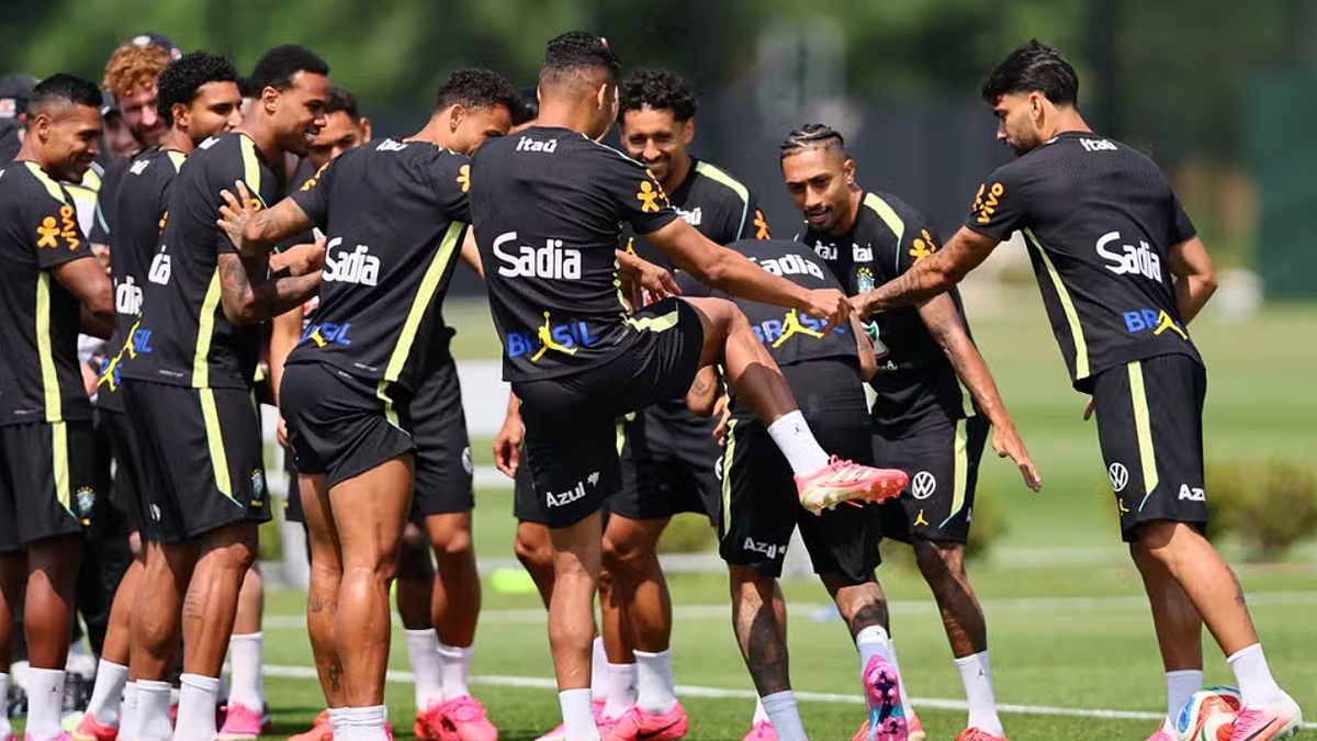 Neymar trở lại tập luyện: Đồng đội chào đón bằng hàng rào danh dự