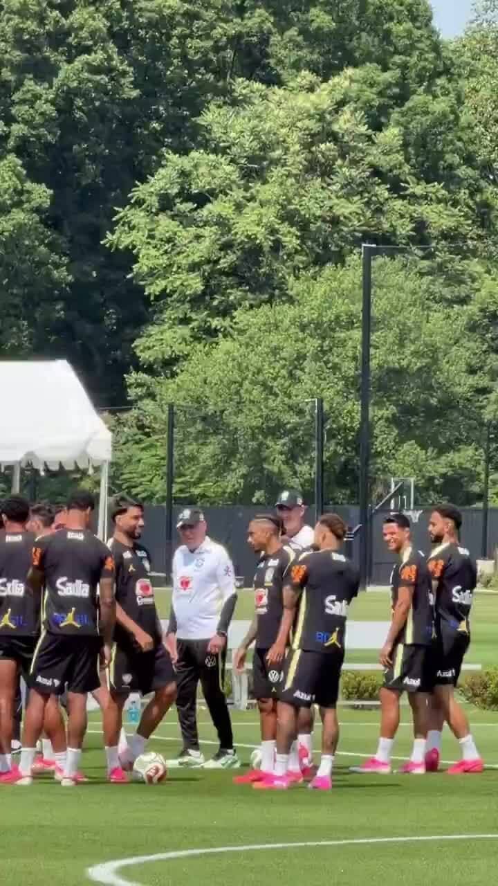 Brazil đón Neymar trở lại bằng nghi thức hàng rào danh dự