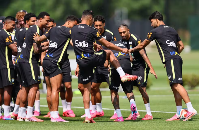 Neymar trở lại tập luyện với hàng rào danh dự từ đồng đội Brazil