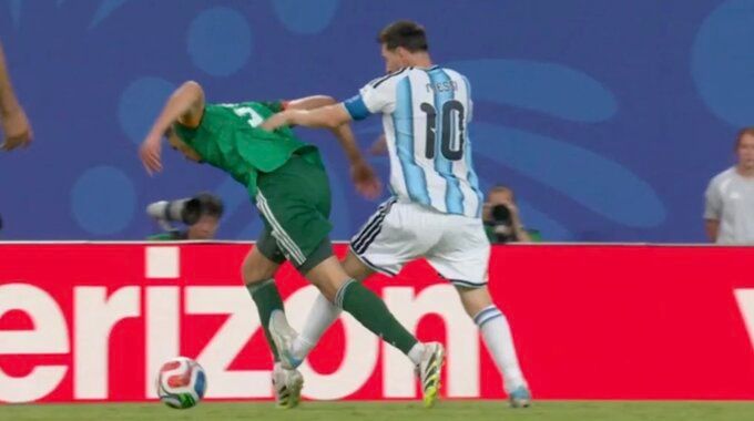 Pha vào bóng của Messi với Mandi gây tranh cãi thẻ đỏ