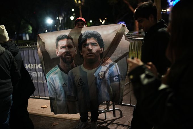 Cổ động viên Messi với bandroll Messi và Maradona World Cup 2026
