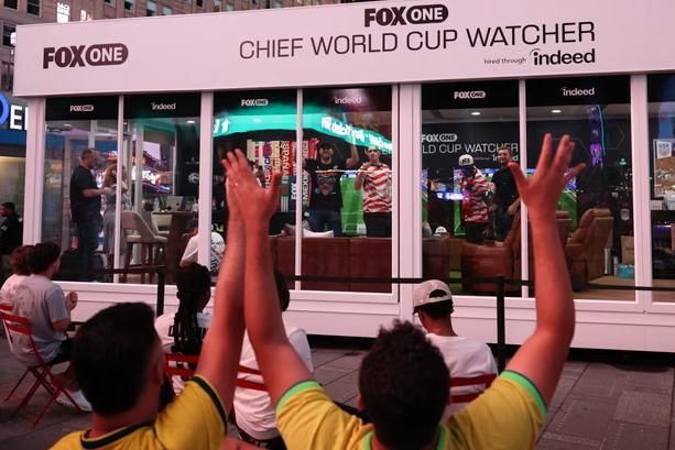 Người hâm mộ xem World Cup 2026 bên ngoài lồng kính