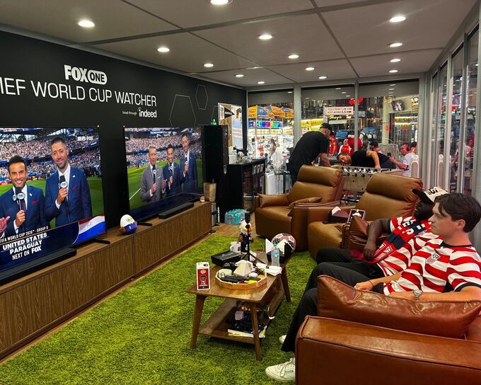 Kevin Kotoko và Austin Franklin xem World Cup 2026 trong lồng kính