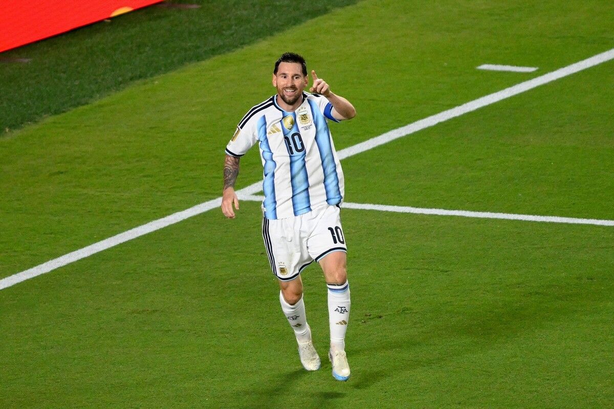 Messi ăn mừng hat-trick, phá kỷ lục Ronaldo