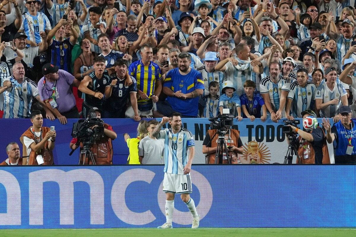 Messi phá kỷ lục World Cup với hat-trick vào lưới Algeria