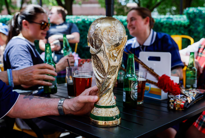 CĐV Scotland khoe mô hình cúp World Cup tại quán bar Boston