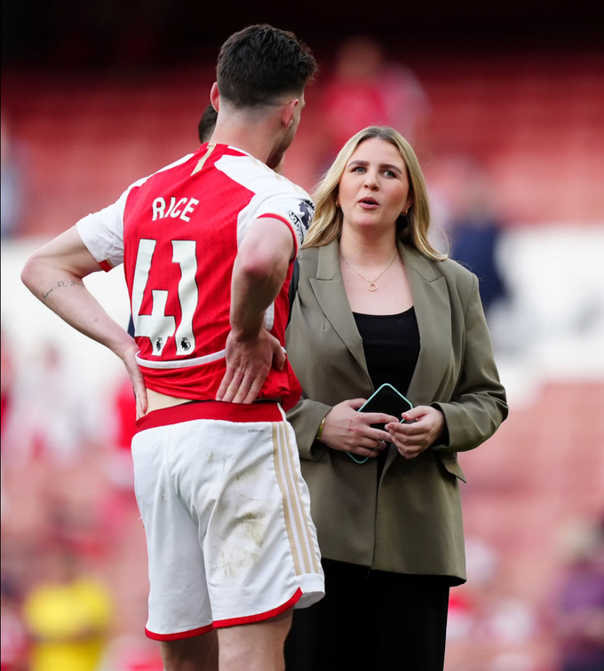 Lauren Fryer cổ vũ Declan Rice trên sân