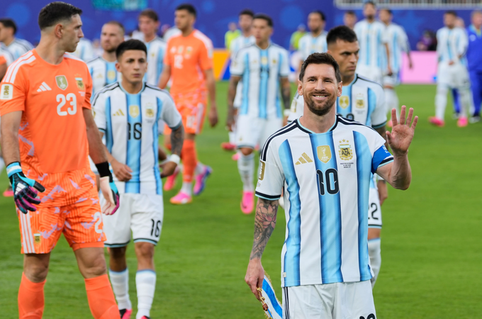Lionel Messi vẫy tay trước trận Argentina thắng Algeria 3-0 ở World Cup 2026
