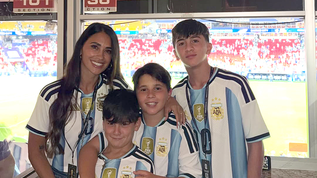 Vợ Messi vỡ òa khi chồng lập hat-trick ở World Cup