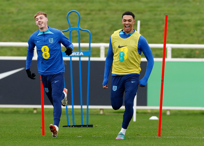 Trent Alexander-Arnold và Cole Palmer trong buổi tập của tuyển Anh - cả hai đều không được triệu tập dự World Cup 2026