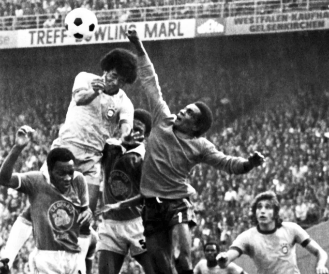 Thủ môn Zaire Muamba Kazadi đấm bóng giải nguy trước tiền đạo Brazil Jairzinho tại World Cup 1974