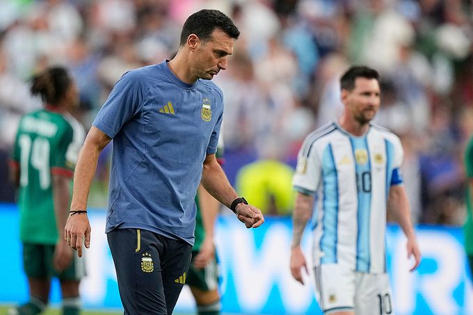 HLV Scaloni và Messi trong trận gặp Algeria tại World Cup 2026