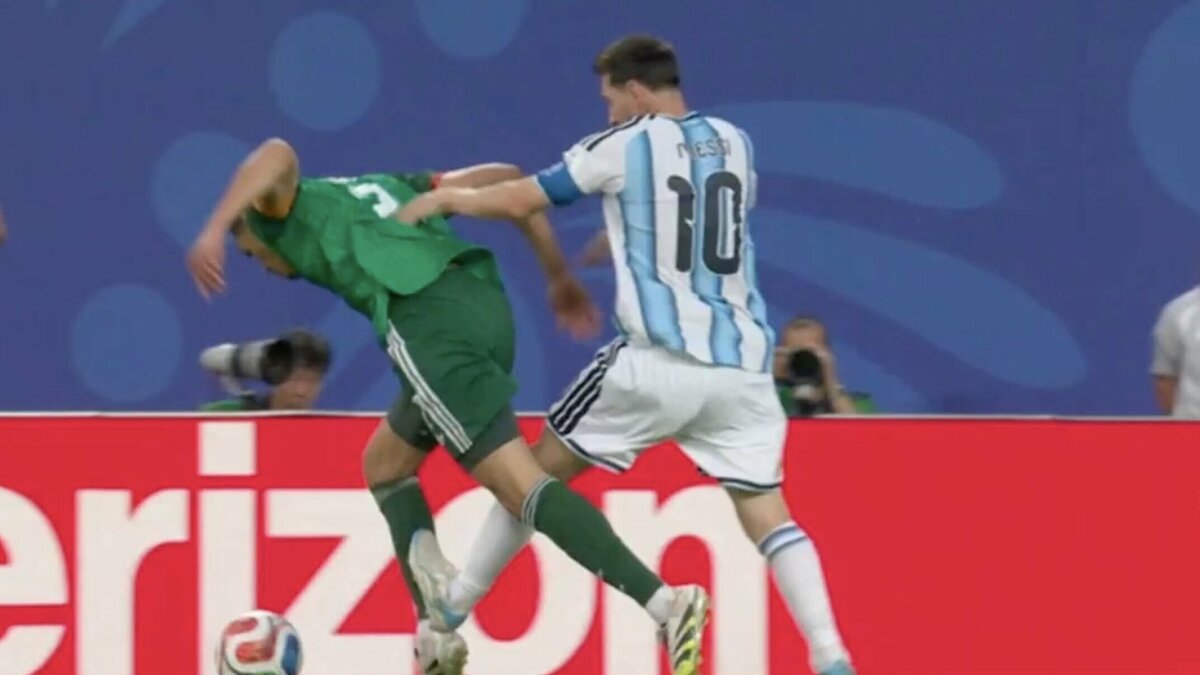 Pha bóng gây tranh cãi của Messi: Đáng bị thẻ đỏ hay không?