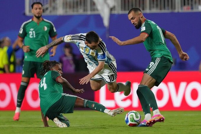 Messi tranh chấp với cầu thủ Algeria trong trận World Cup 2026