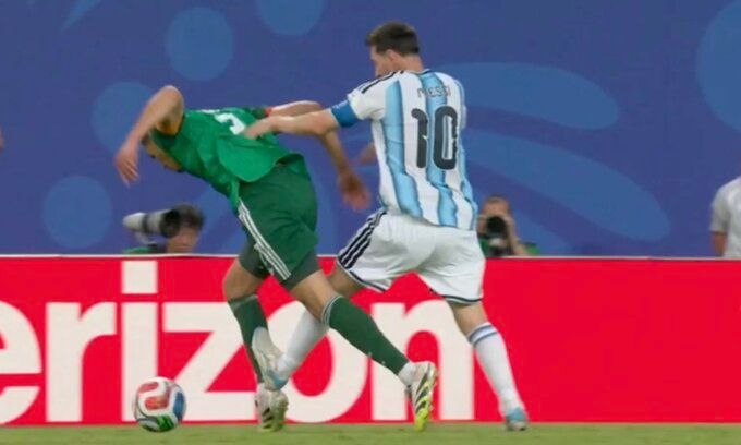 Pha phạm lỗi nguy hiểm của Messi với Aissa Mandi