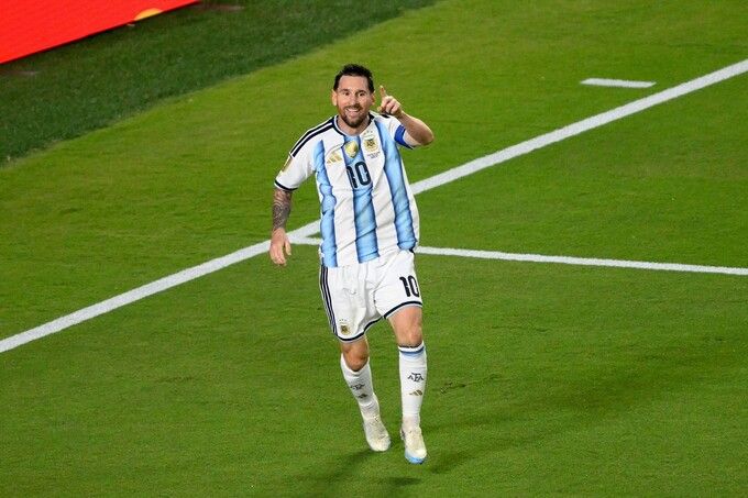 Messi ăn mừng bàn thắng thứ ba, cân bằng kỷ lục 16 bàn tại World Cup