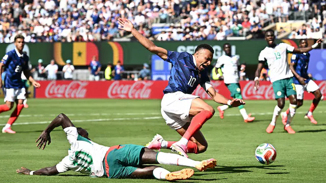 Tranh cãi penalty Pháp - Senegal: Sadio Mane may mắn thoát thẻ?
