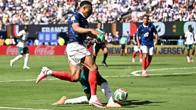 Sadio Mane chuồi bóng hỏng, gây tranh cãi penalty Pháp Senegal