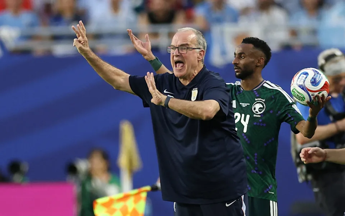 HLV Marcelo Bielsa ở khu kỹ thuật trong trận Uruguay gặp Arab Saudi tại World Cup 2026