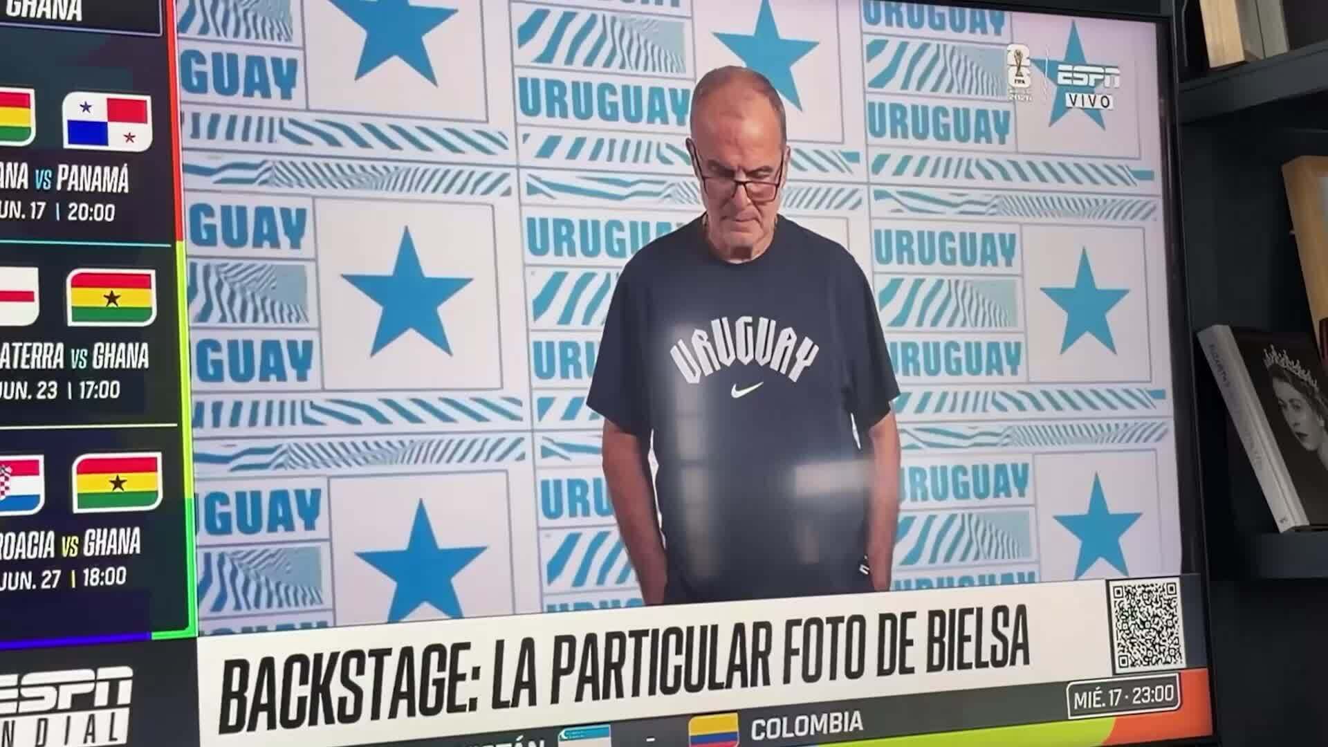 HLV Marcelo Bielsa cúi gầm mặt trong buổi chụp ảnh truyền thông FIFA World Cup 2026