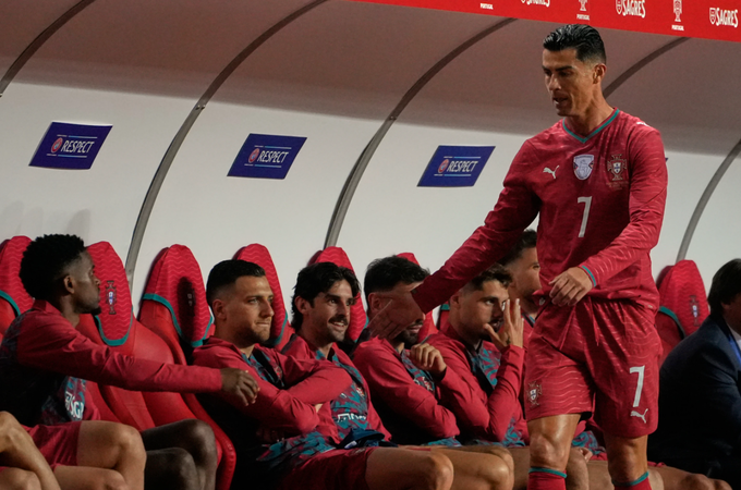 Ronaldo ngồi dự bị trong trận giao hữu gặp Nigeria