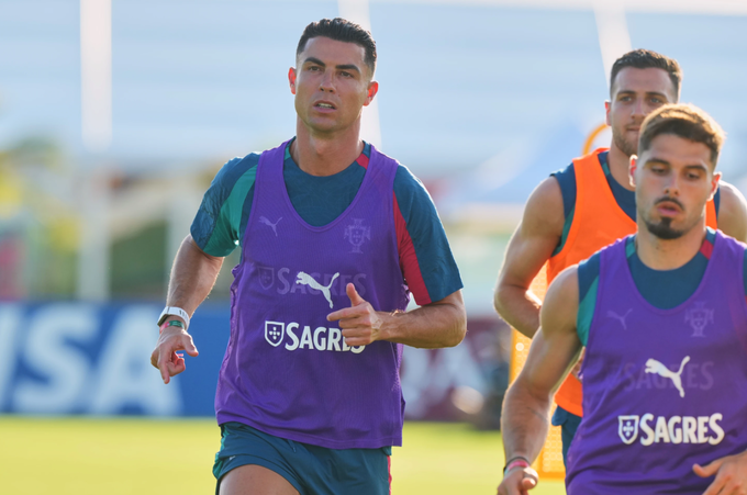 Ronaldo chạy khởi động trong buổi tập trước World Cup 2026