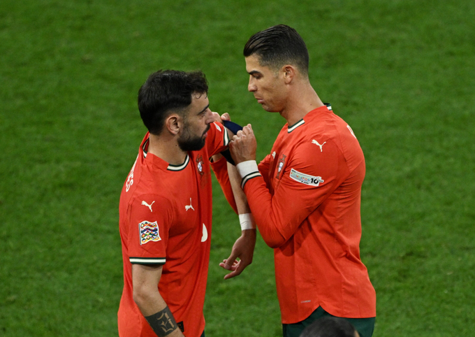 Bruno Fernandes nhận băng đội trưởng từ Ronaldo, người dẫn dắt Bồ Đào Nha tới World Cup 2026