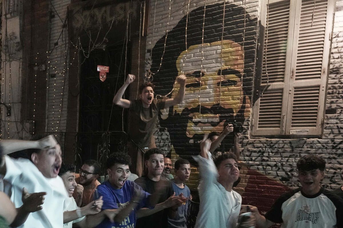 CĐV Ai Cập ăn mừng bàn thắng tại Cairo