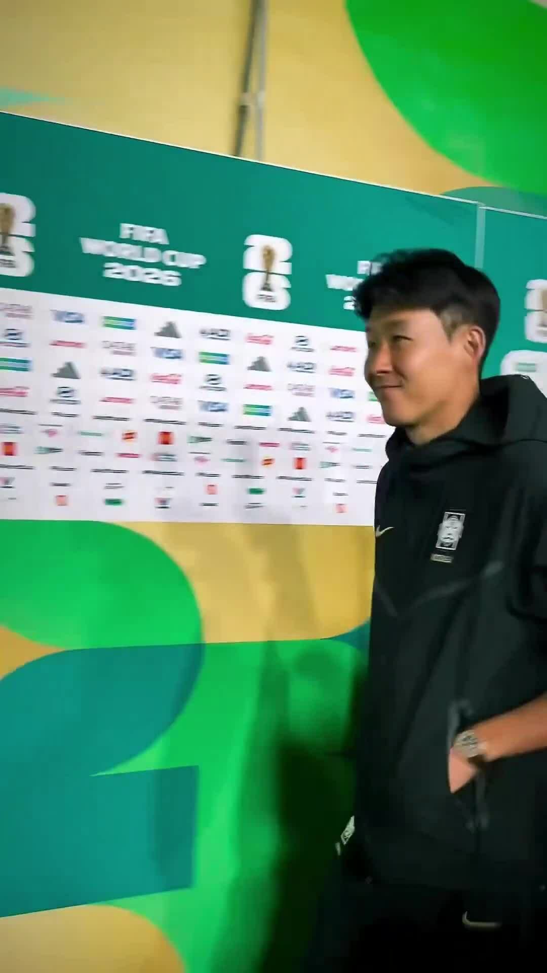 Son Heung-min đi qua khu vực phỏng vấn hỗn hợp sau trận thắng Cộng hòa Czech