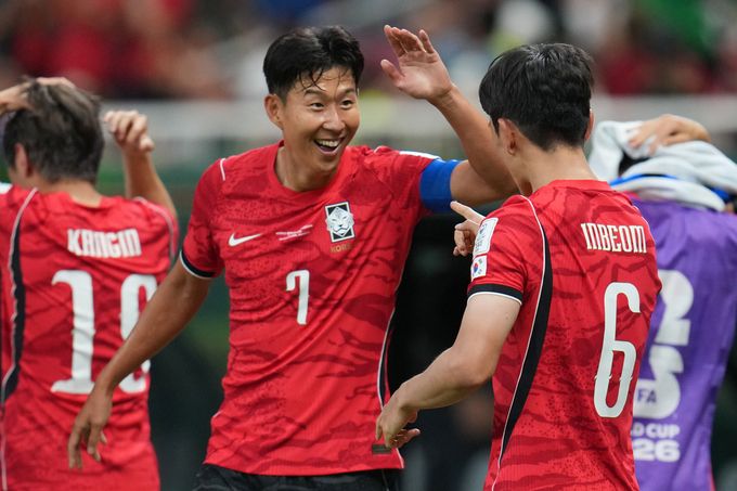 Son Heung-min ăn mừng cùng Hwang In-beom trong trận thắng Cộng hòa Czech tại World Cup 2026