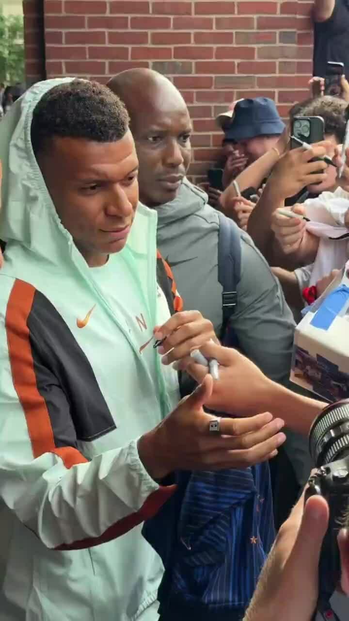 Người hâm mộ xếp hàng chờ Mbappe và đội tuyển Pháp tại Boston