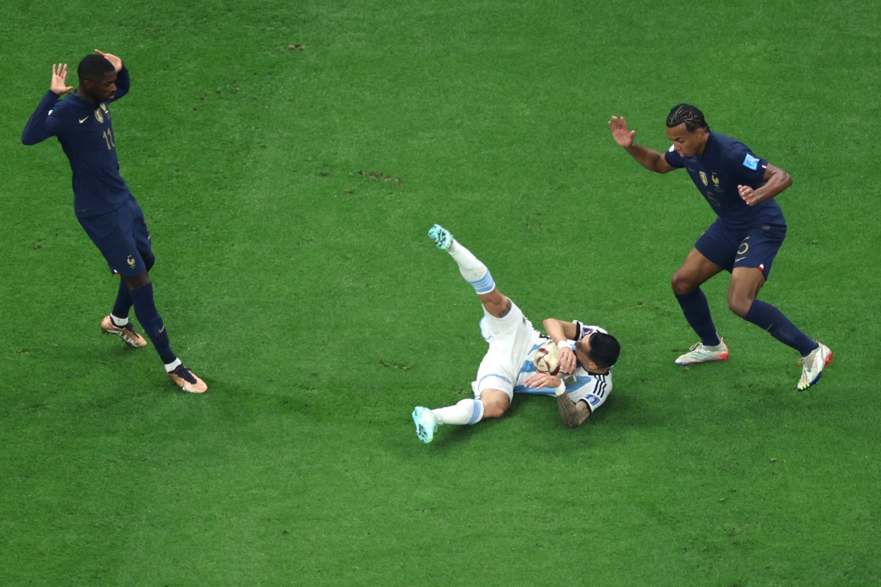Dembele phạm lỗi với Di Maria ở chung kết World Cup 2022