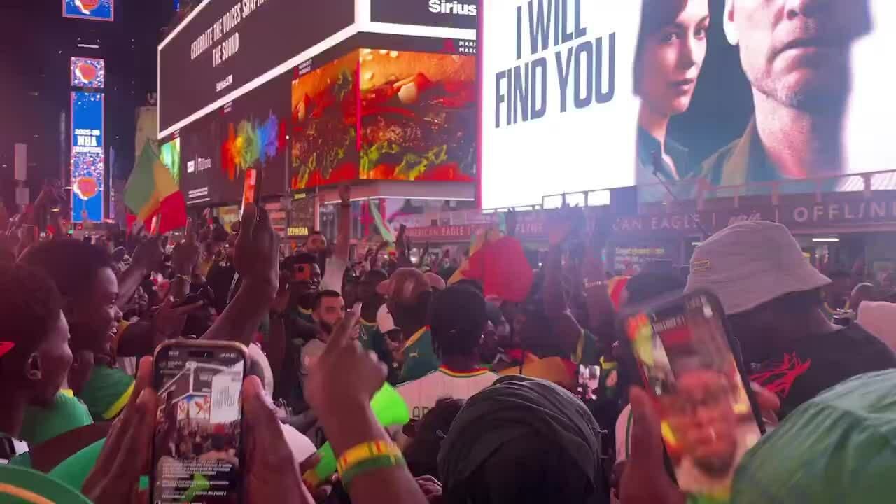 Cổ động viên Senegal cổ vũ trên Quảng trường Thời đại World Cup 2026